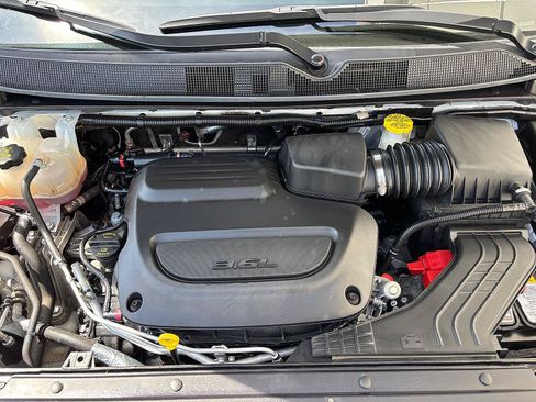 Used 2024 Chrysler Pacifica Touring-L FWD image 10