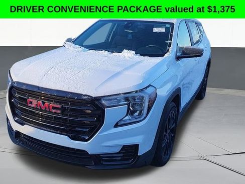 Used 2024 GMC Terrain SLE w/ Driver Convenience Package image 2