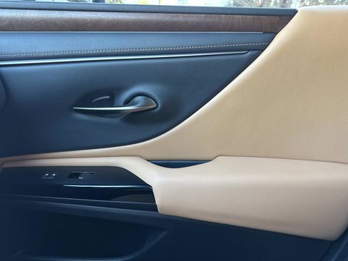 Used 2025 Lexus ES 300h w/ Premium Package image 23