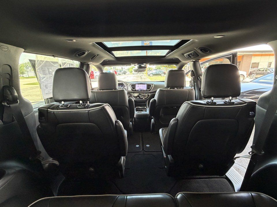 Used 2025 Chrysler Pacifica Limited FWD image 28