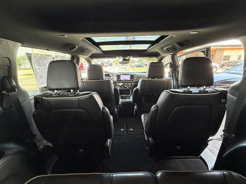Used 2025 Chrysler Pacifica Limited FWD image 28
