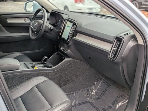Used 2025 Volvo XC40 B5 Core image 22