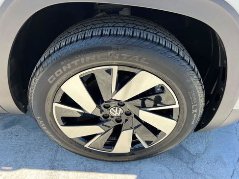 Used 2025 Volkswagen Atlas Cross Sport SE FWD image 12