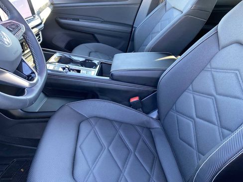 Used 2024 Volkswagen Atlas Cross Sport SE image 24