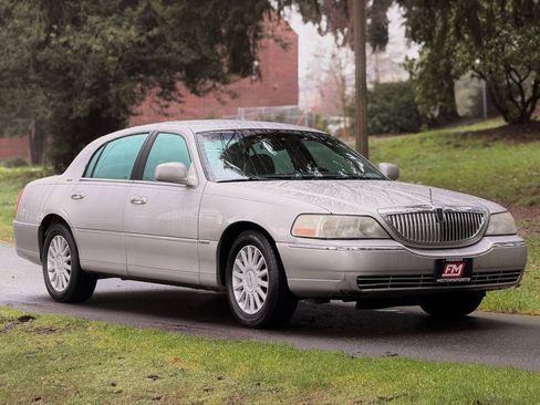 Used 2005 Lincoln Town Car Signature image 2