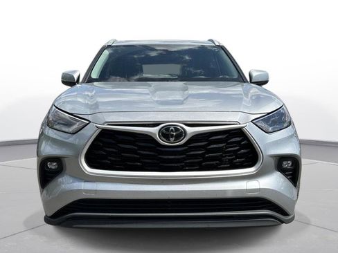 Used 2023 Toyota Highlander XLE image 3