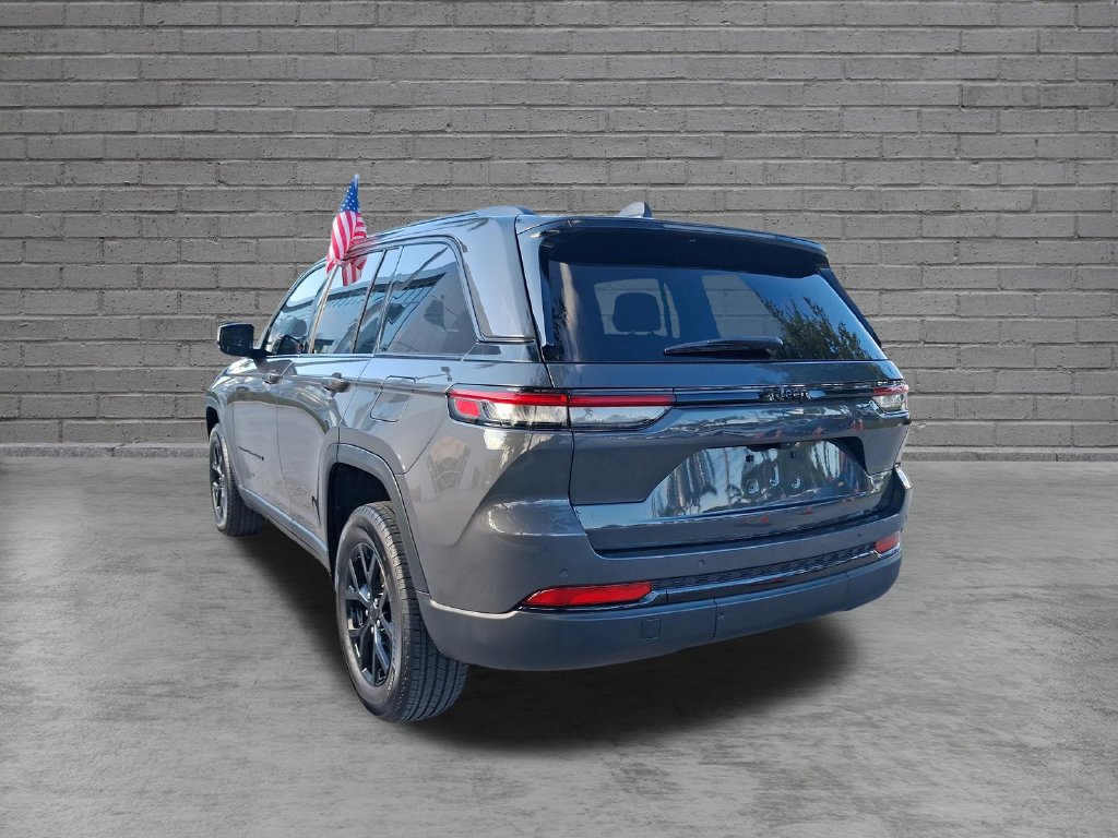 Used 2024 Jeep Grand Cherokee Altitude RWD image 7