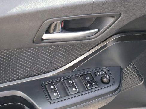 Used 2018 Toyota C-HR XLE FWD image 11