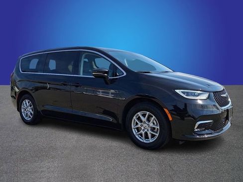 Used 2024 Chrysler Pacifica Touring-L image 3