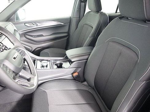 New 2025 Jeep Grand Cherokee Laredo image 10