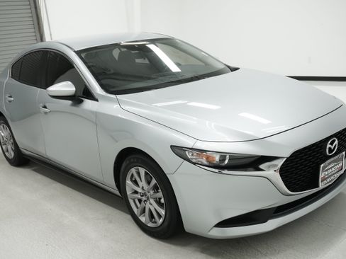 Used 2019 MAZDA MAZDA3 Sedan FWD image 3