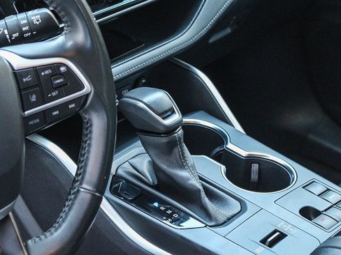 Used 2023 Toyota Highlander XLE FWD image 22
