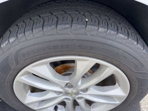 Used 2017 Chevrolet Malibu LT image 5