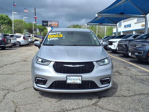 Used 2023 Chrysler Pacifica Touring-L image 19