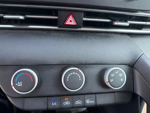 Used 2021 Hyundai Elantra SE FWD image 12