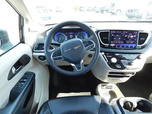 Used 2023 Chrysler Pacifica Touring-L FWD image 11