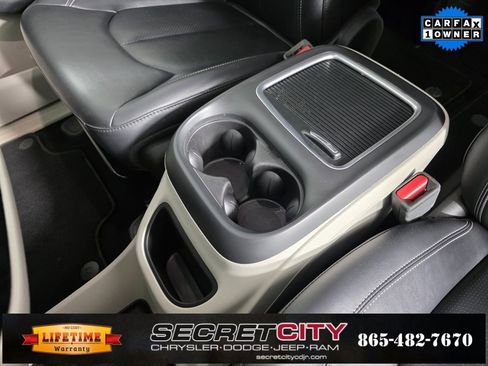 Used 2024 Chrysler Pacifica Touring-L image 26