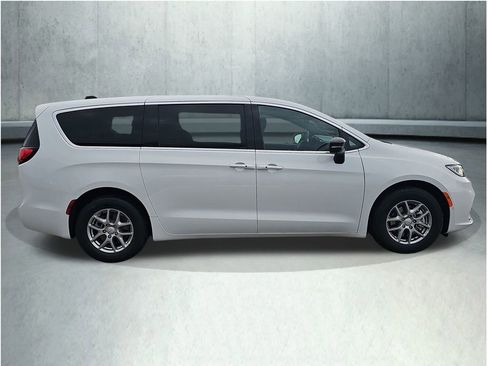 New 2026 Chrysler Pacifica Select image 7