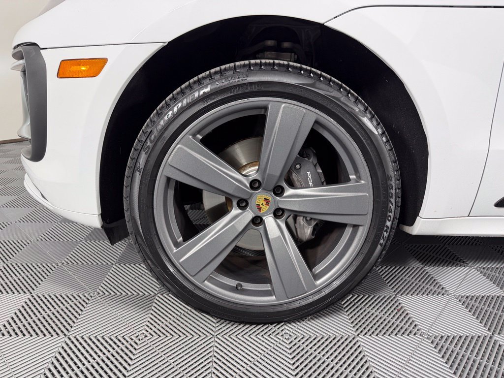 Used 2023 Porsche Macan AWD/4WD image 16