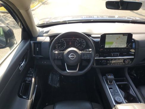 Used 2024 Nissan Pathfinder SL image 12