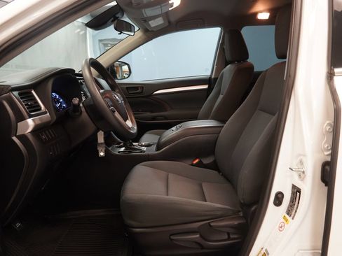 Used 2019 Toyota Highlander LE AWD/4WD image 5