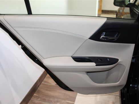 Used 2017 Honda Accord Touring image 30