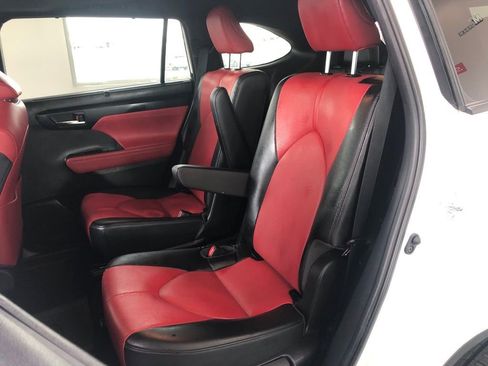 Used 2022 Toyota Highlander XSE AWD/4WD image 11