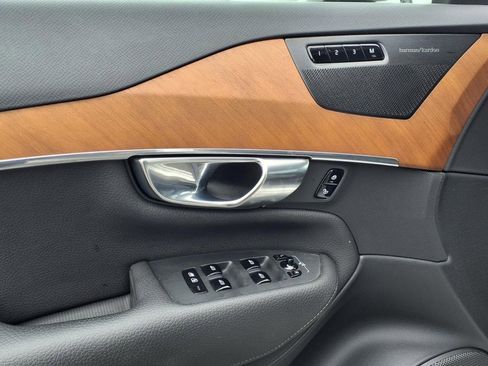 Used 2022 Volvo XC90 T6 Momentum image 4