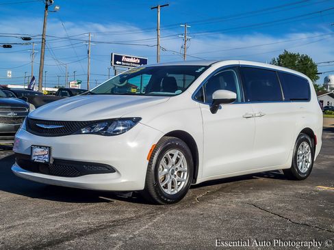 Used 2023 Chrysler Voyager LX FWD image 1