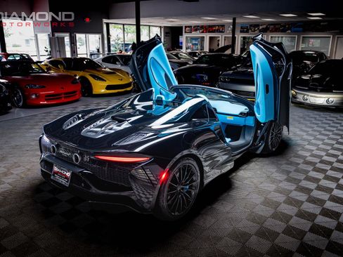 Used 2026 McLaren Artura Spider RWD image 4