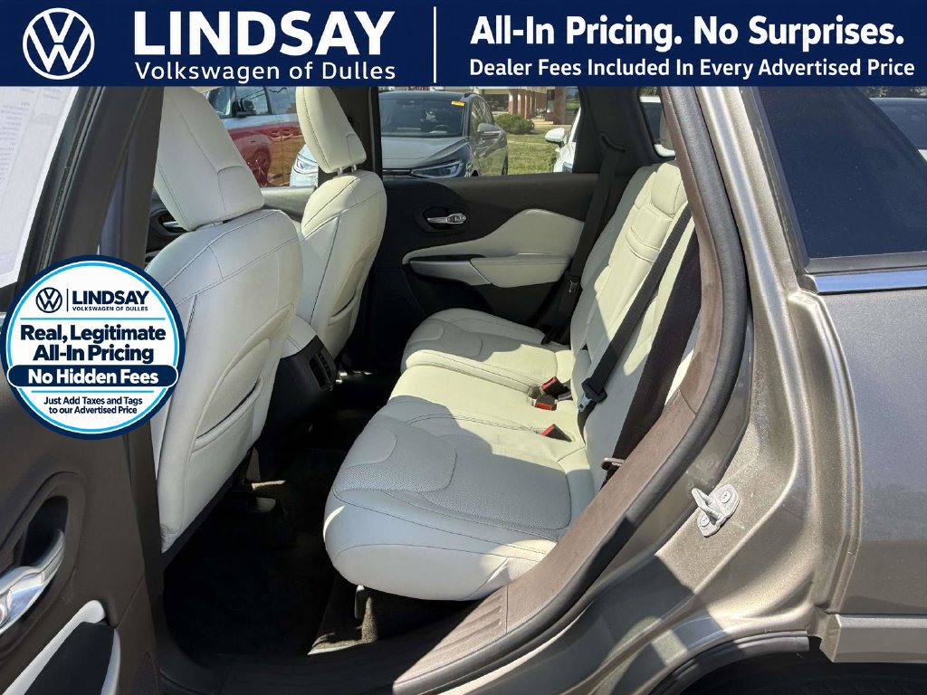 Used 2017 Jeep Cherokee Overland w/ Technology Group FWD image 13