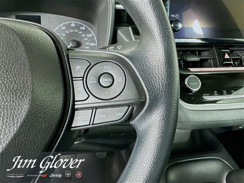 Used 2025 Toyota Corolla LE image 29