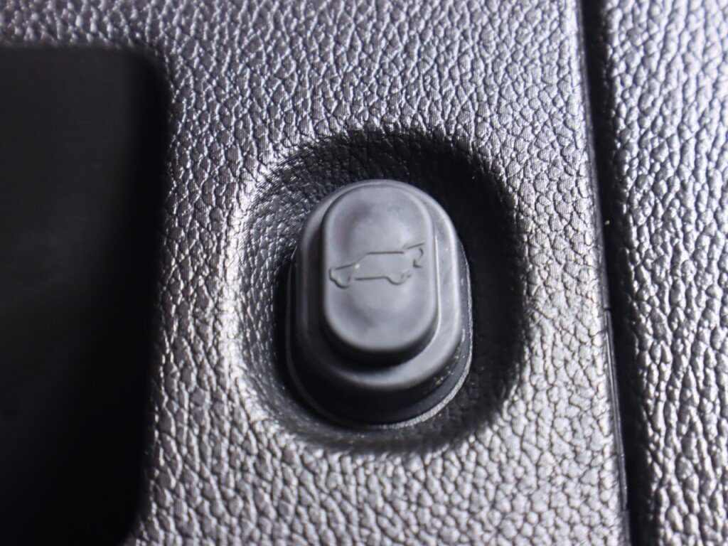 Used 2018 GMC Yukon SLT AWD/4WD image 37