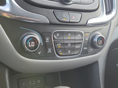 Used 2022 Chevrolet Equinox LT w/ Driver Convenience Package image 33