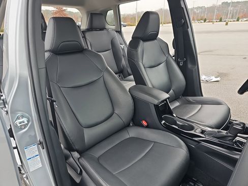 Used 2022 Toyota Corolla Cross XLE image 10