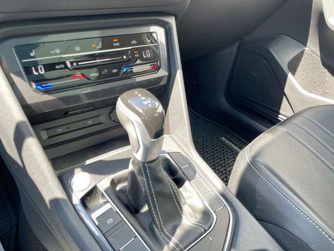 Used 2024 Volkswagen Tiguan SE w/ Panoramic Sunroof Package FWD image 23