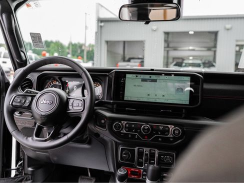 Used 2025 Jeep Gladiator Rubicon w/ Convenience Group AWD/4WD image 8