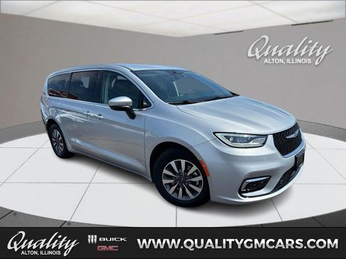 Used 2023 Chrysler Pacifica Touring-L FWD image 1
