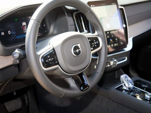 New 2026 Volvo XC90 B6 Plus w/ Protection Package Premier image 14