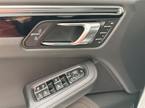 Certified 2026 Porsche Macan AWD/4WD image 31