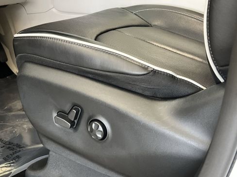 Used 2023 Chrysler Pacifica Limited FWD image 12