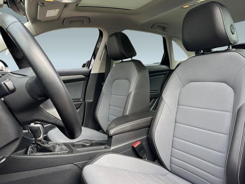 Used 2025 Volkswagen Jetta SE FWD image 22