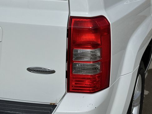 Used 2014 Jeep Patriot Latitude w/ Sun/Sound Group image 11