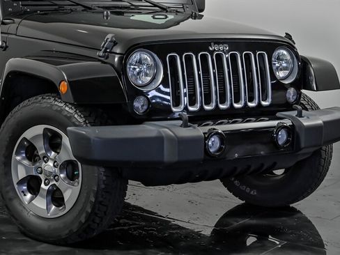 Used 2016 Jeep Wrangler Unlimited Sahara w/ Connectivity Group AWD/4WD image 2