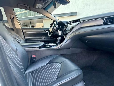 Used 2020 Toyota Camry SE FWD image 4