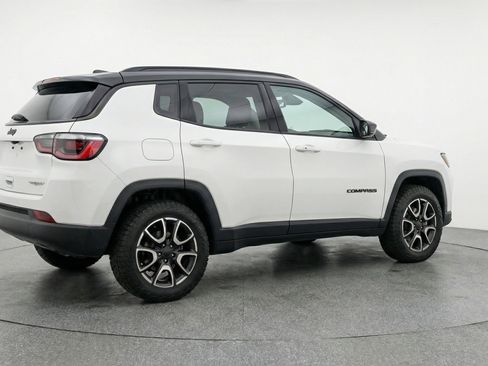 Used 2025 Jeep Compass Trailhawk image 9