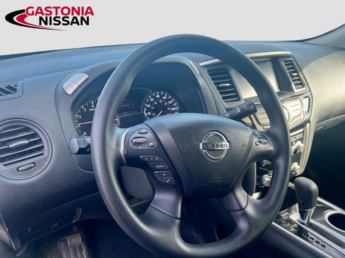 Used 2020 Nissan Pathfinder S image 11
