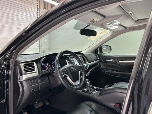 Used 2015 Toyota Highlander XLE FWD image 18