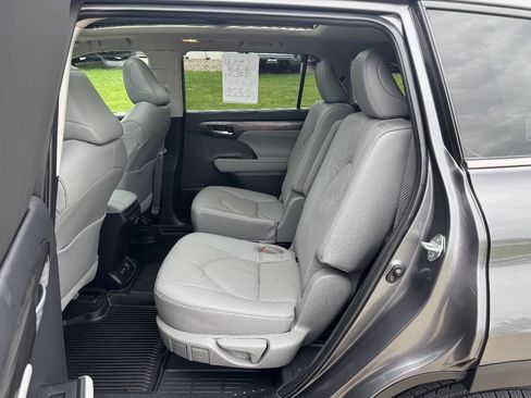 Used 2023 Toyota Highlander Platinum AWD/4WD image 11