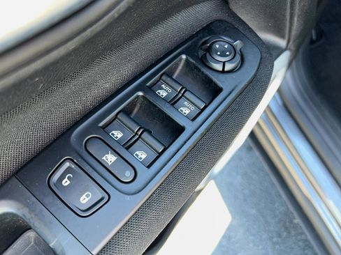 Used 2018 Jeep Renegade Latitude FWD image 12